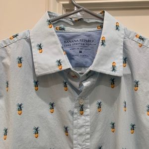 Men’s short sleeve light blue shirt with pineapples